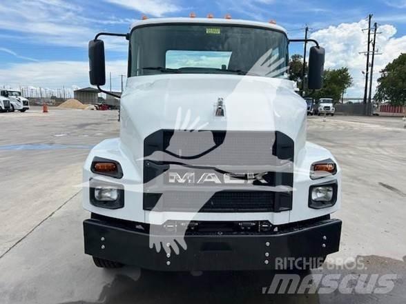 Mack MD6 Chassis Cab trucks