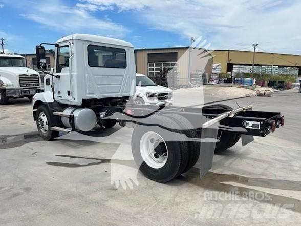 Mack MD6 Chassis Cab trucks