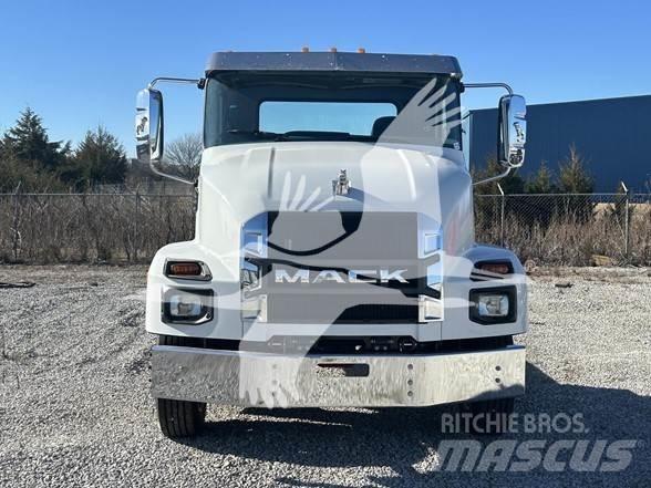Mack MD6 Chassis Cab trucks