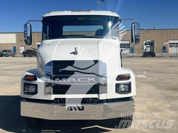 Mack MD6 Chassis Cab trucks