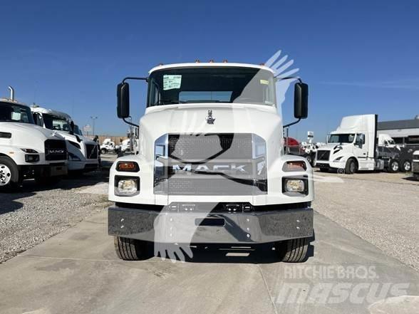 Mack MD6 Chassis Cab trucks