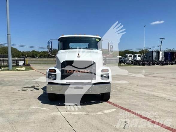 Mack MD6 Chassis Cab trucks