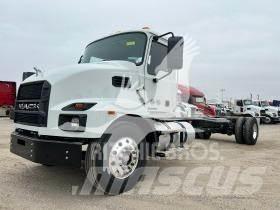 Mack MD6 Chassis Cab trucks