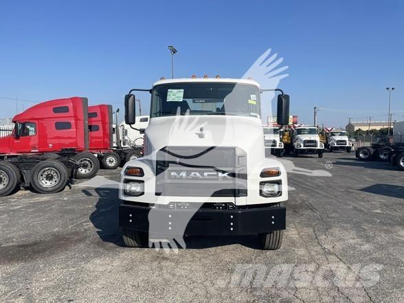 Mack MD6 Chassis Cab trucks
