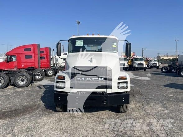 Mack MD6 Chassis Cab trucks