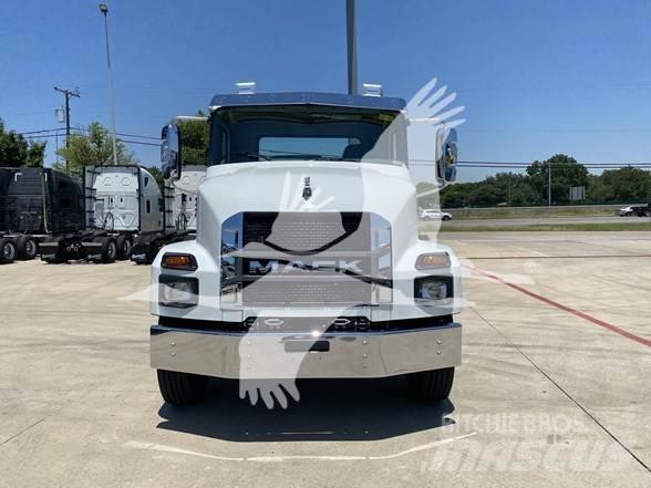 Mack MD7 Chassis Cab trucks