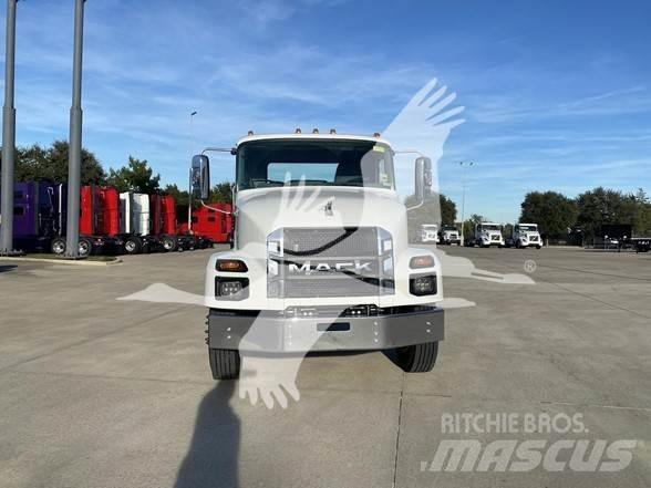 Mack MD7 Chassis Cab trucks