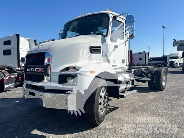 Mack MD7 Chassis Cab trucks