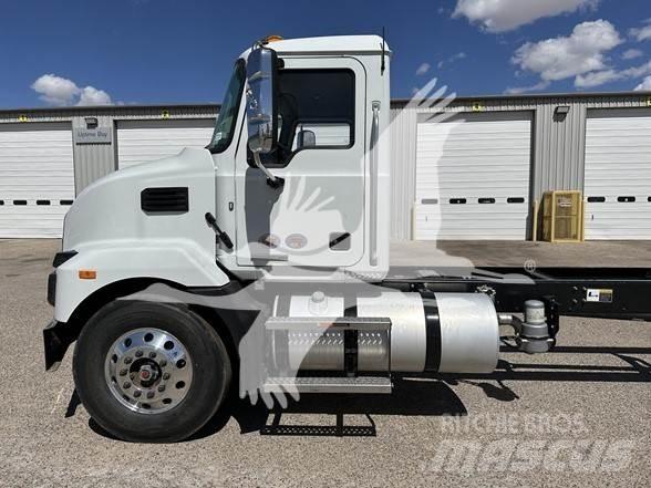 Mack MD7 Chassis Cab trucks