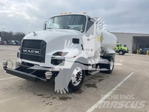 Mack MD7 Tanker trucks