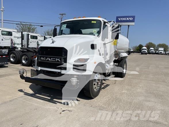 Mack MD7 Tanker trucks