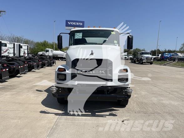 Mack MD7 Tanker trucks