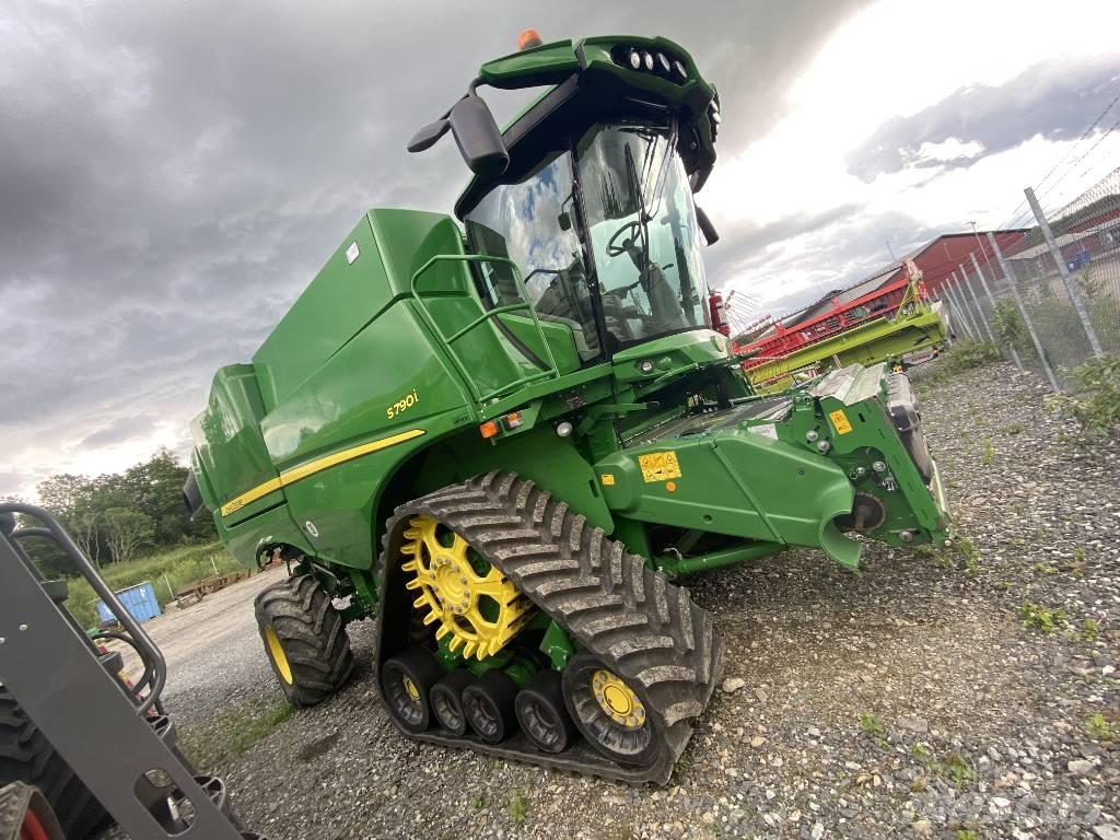 John Deere S790i Combine harvesters