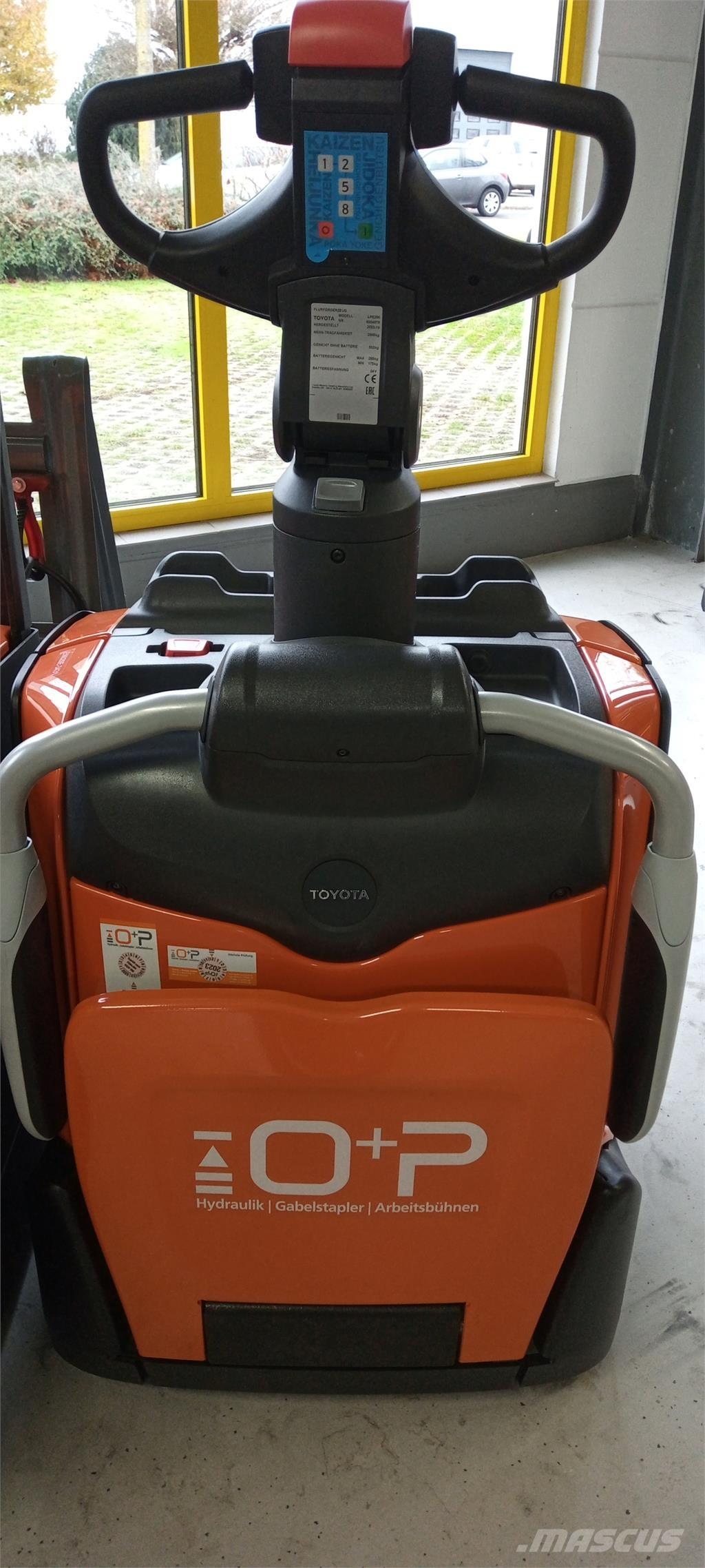 Toyota LPE200 Pedestrian stacker