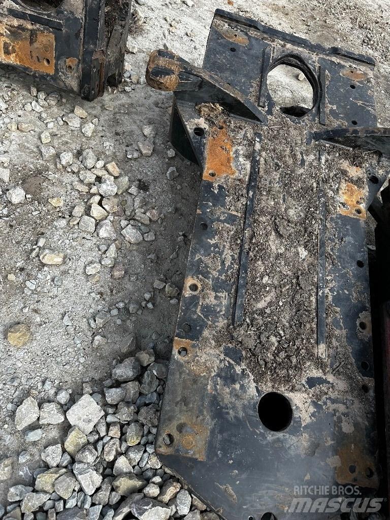 Komatsu 895 Chassis and suspension