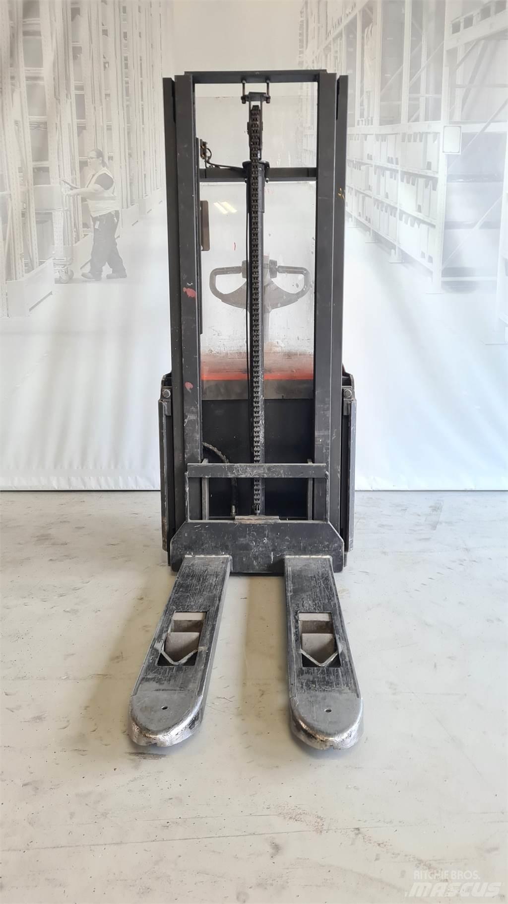 Toyota SWE120 Pedestrian stacker