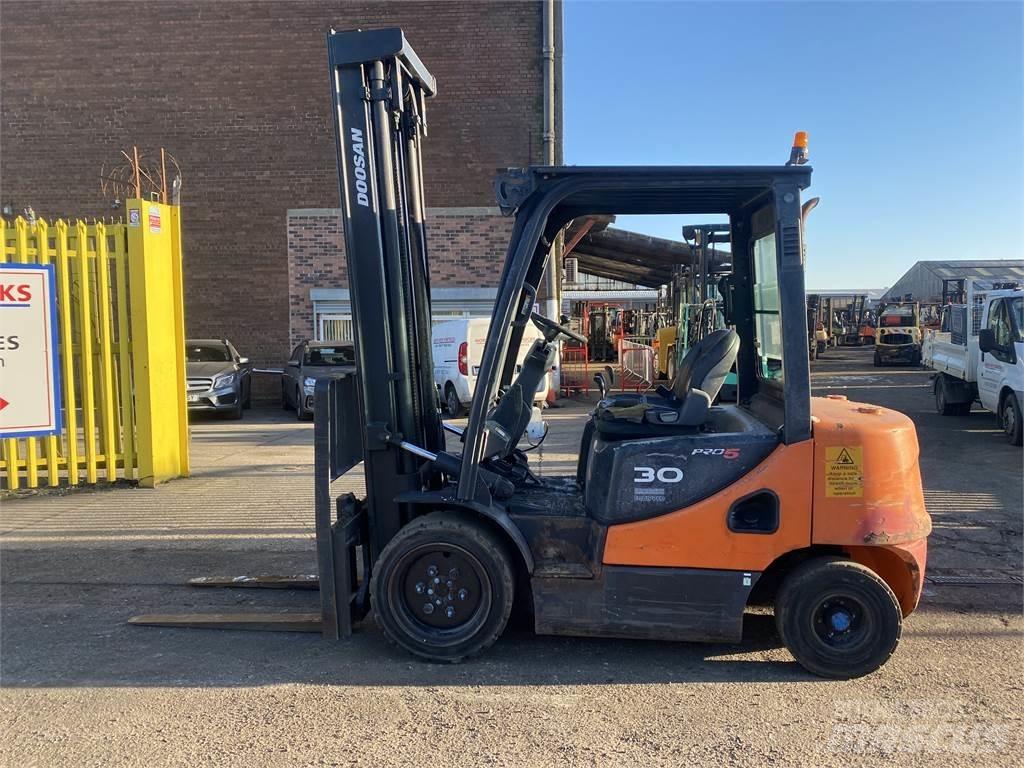 Doosan D30S-5 Diesel trucks
