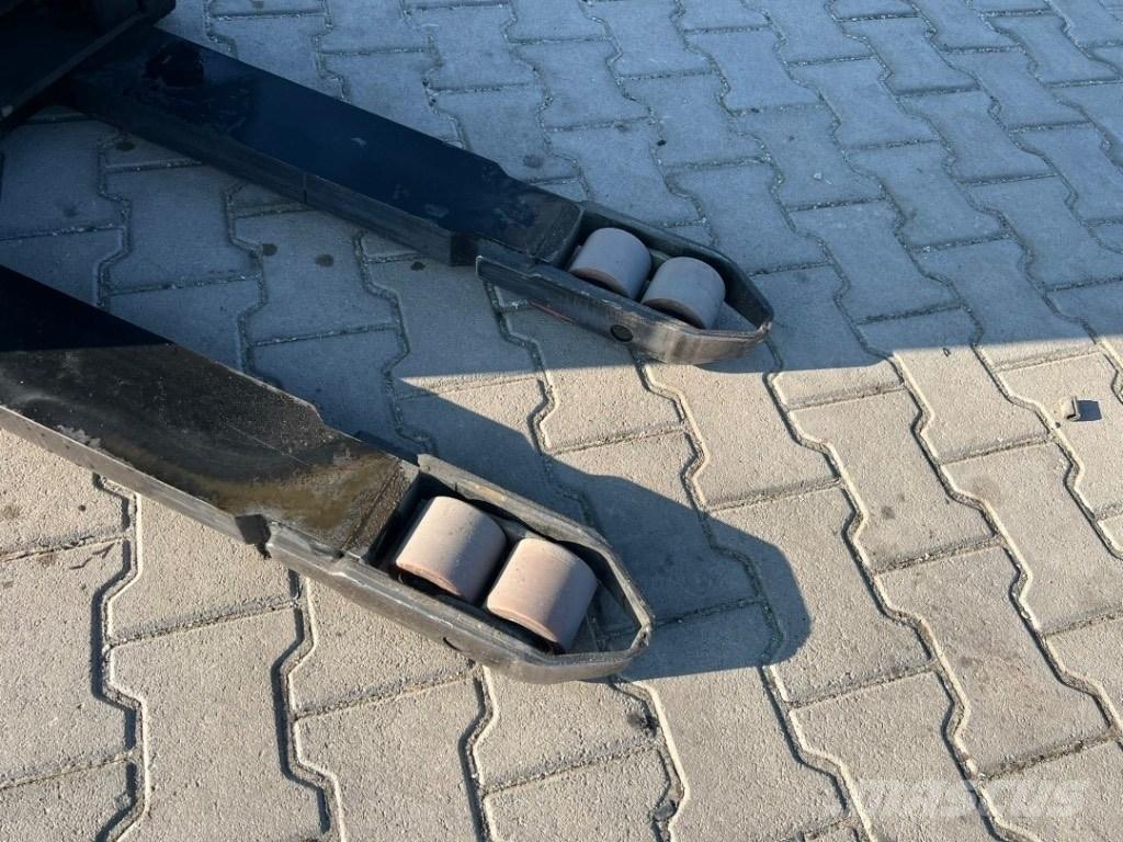 Toyota SPE 140 Pedestrian stacker