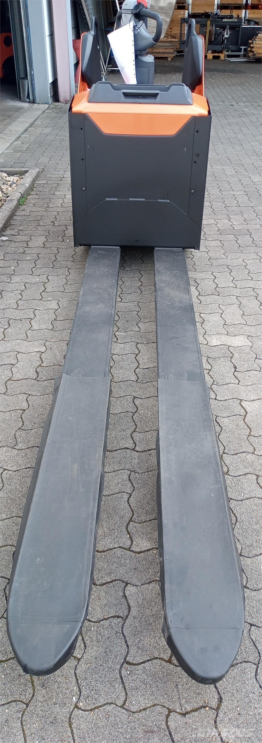 Toyota LPE 250 Pedestrian stacker