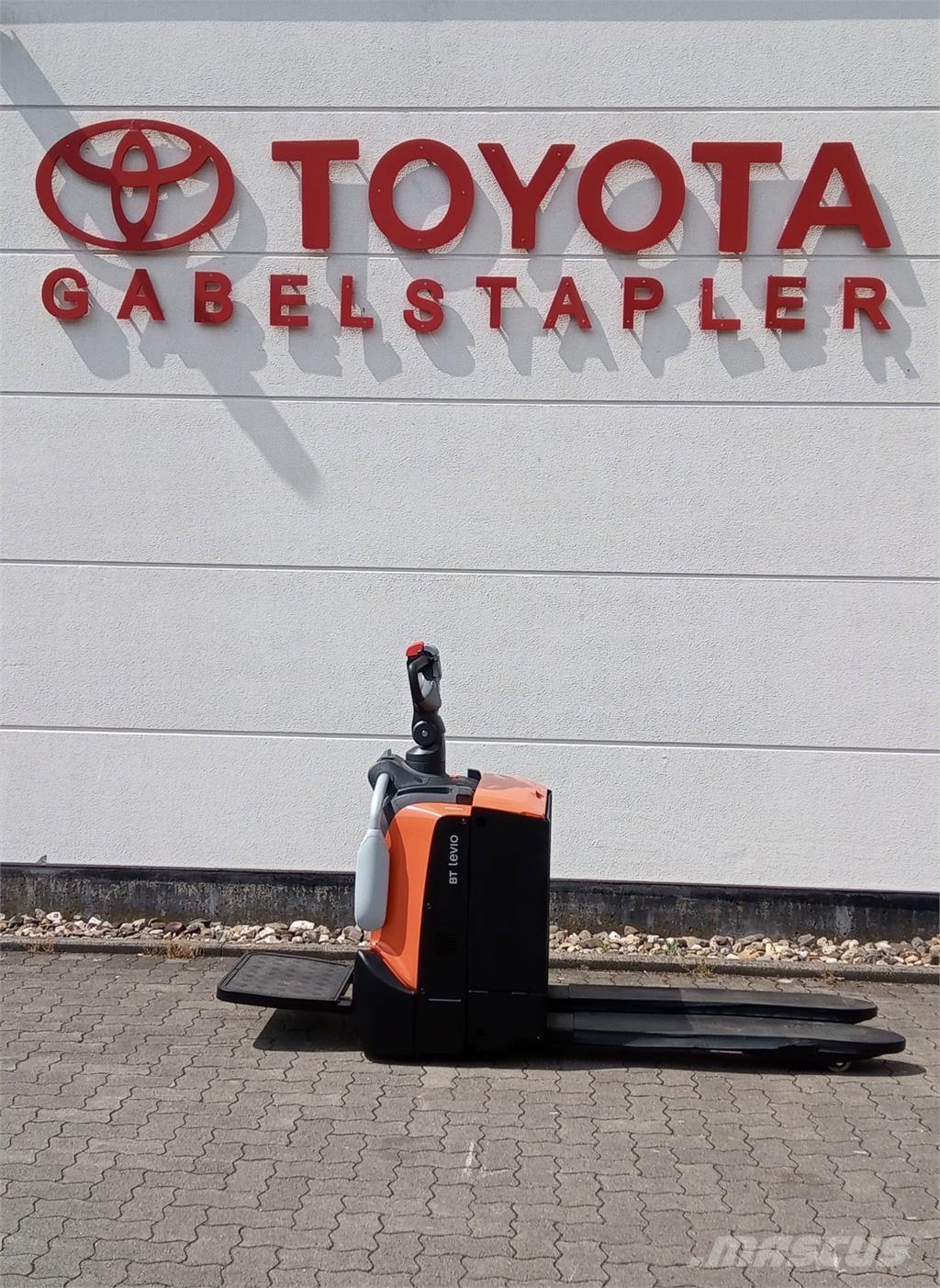 Toyota LPE 220 Pedestrian stacker