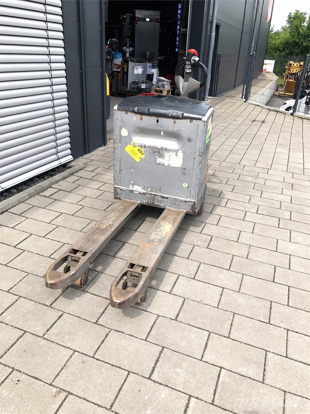 Still EXU16 Pedestrian stacker
