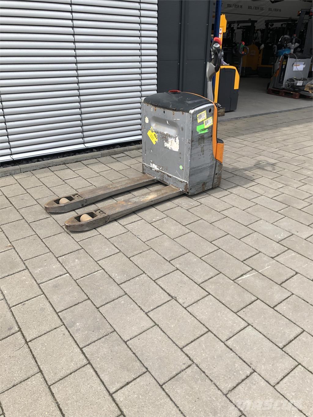 Still EXU16 Pedestrian stacker