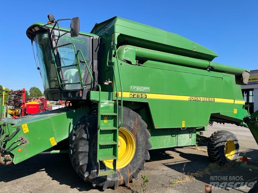 John Deere 2256 Combine harvesters
