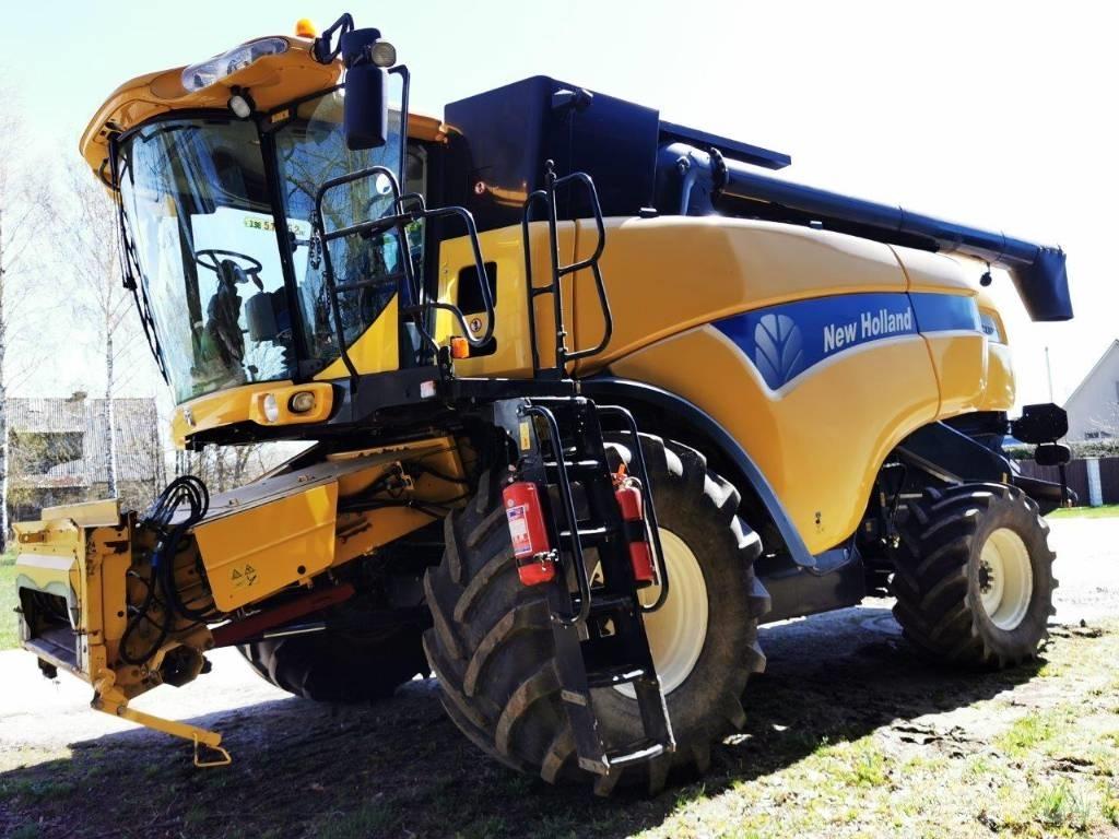 New Holland CX 8090 Combine harvesters