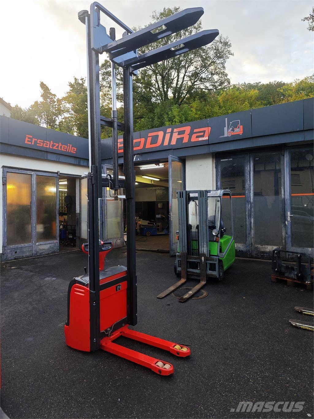 Linde L 12 Self propelled stackers