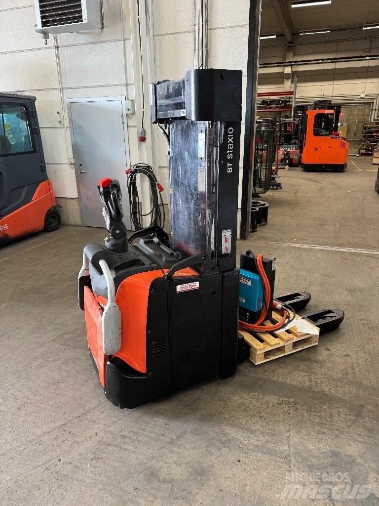 Toyota SPE140L Pedestrian stacker