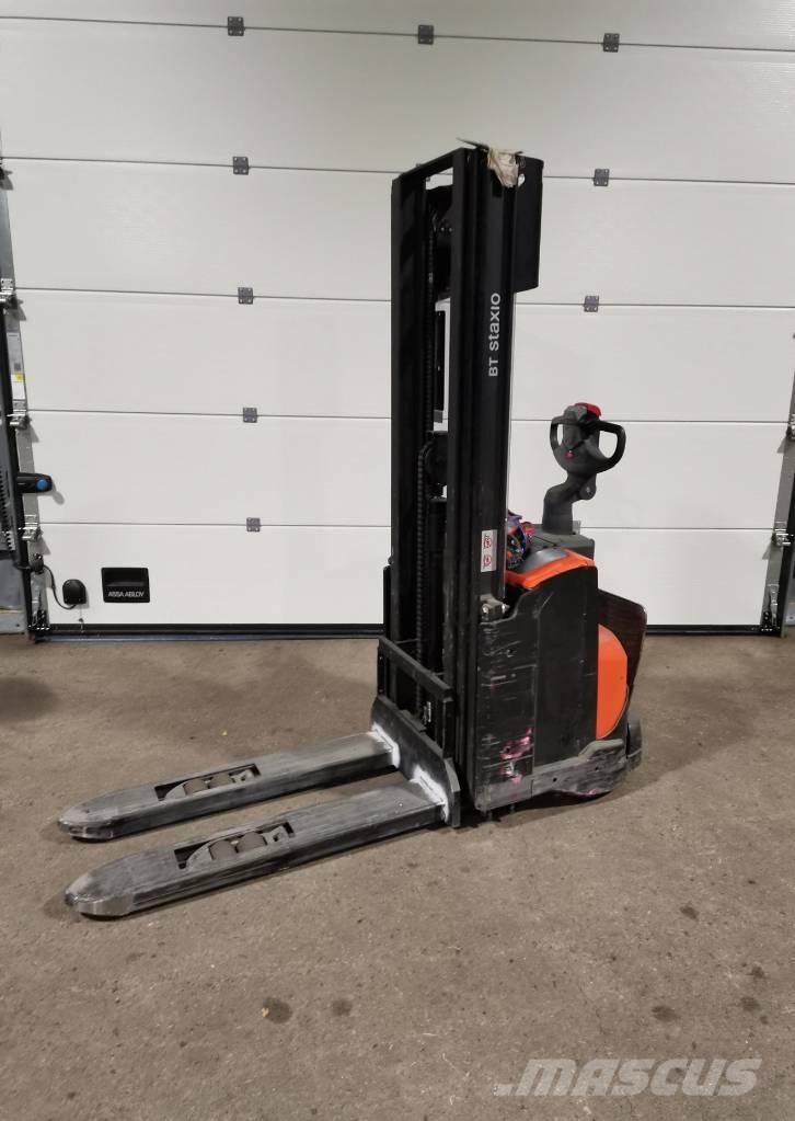 Toyota SWE 120 L Pedestrian stacker