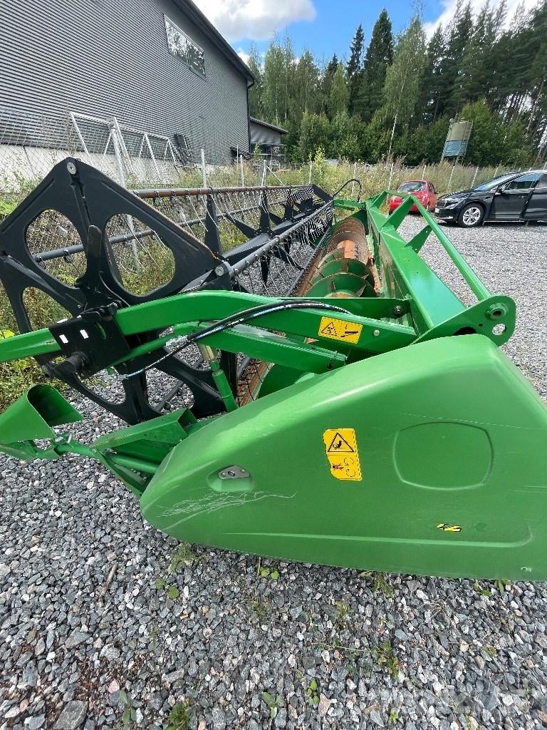 John Deere 622R Combine harvester heads