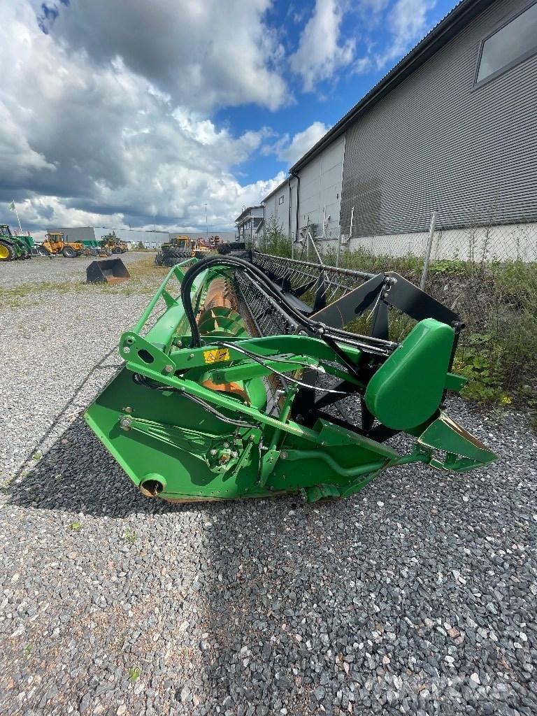 John Deere 622R Combine harvester heads