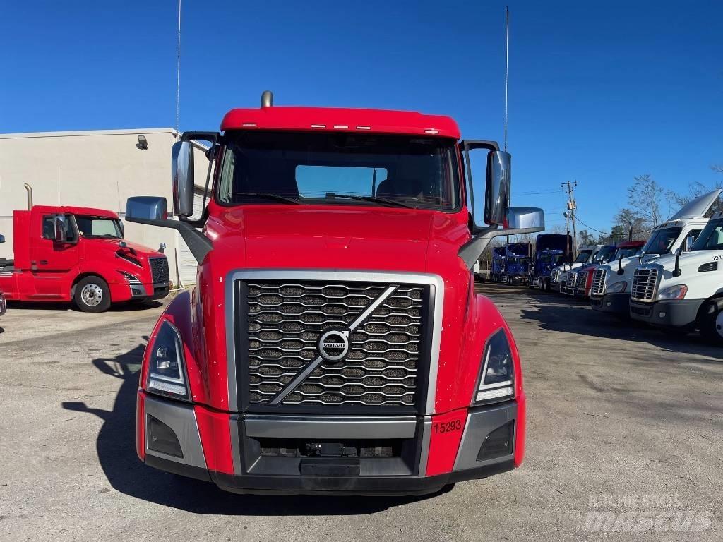 Volvo VNL64T300 Prime Movers