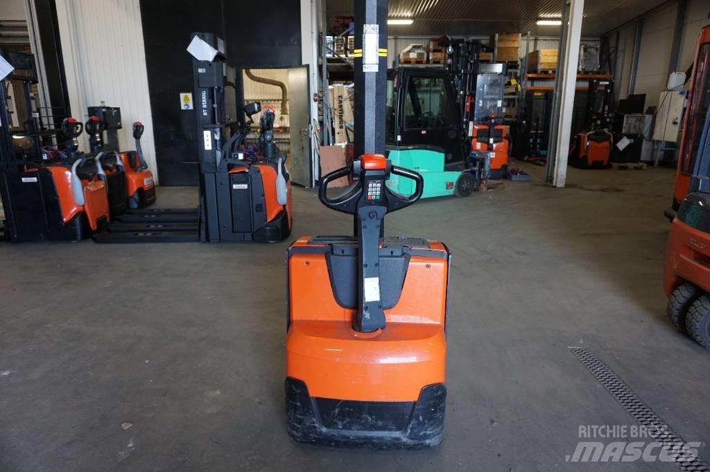 Toyota SWE080L Pedestrian stacker