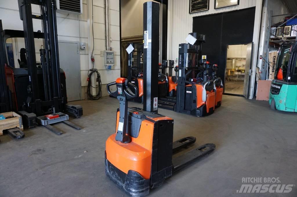 Toyota SWE080L Pedestrian stacker