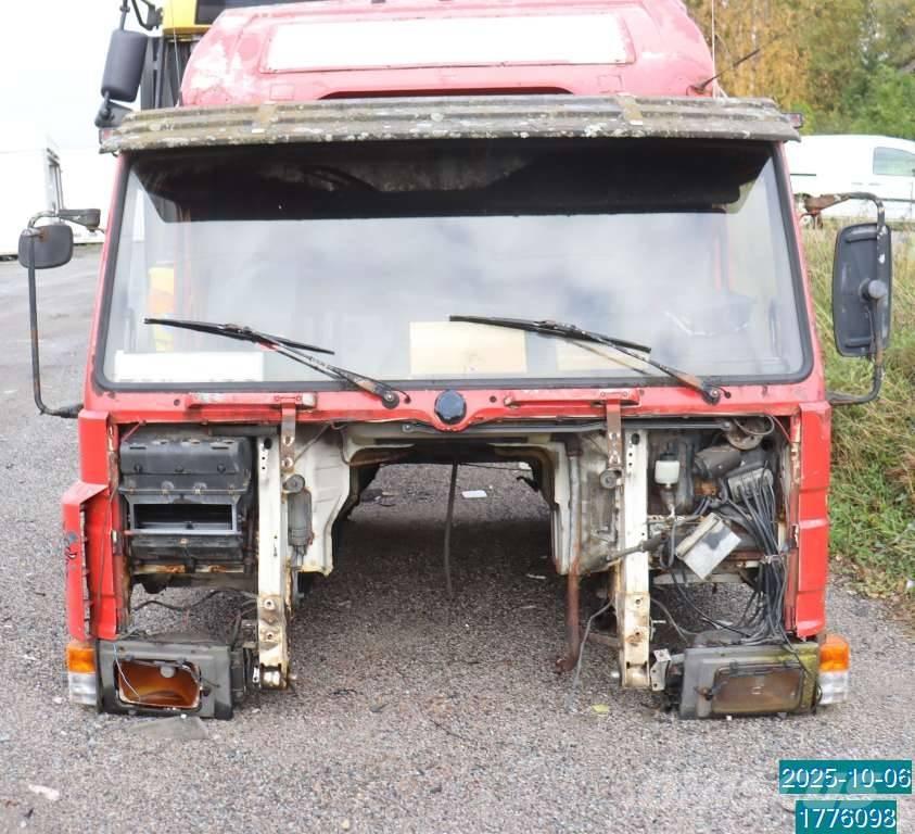 Scania P 82 M Cabins and interior