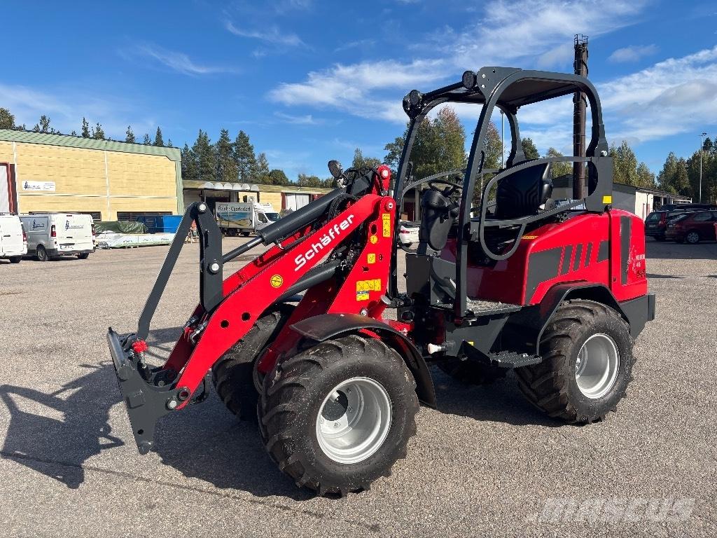 Schäffer Nordic 40 + Multi-purpose loaders