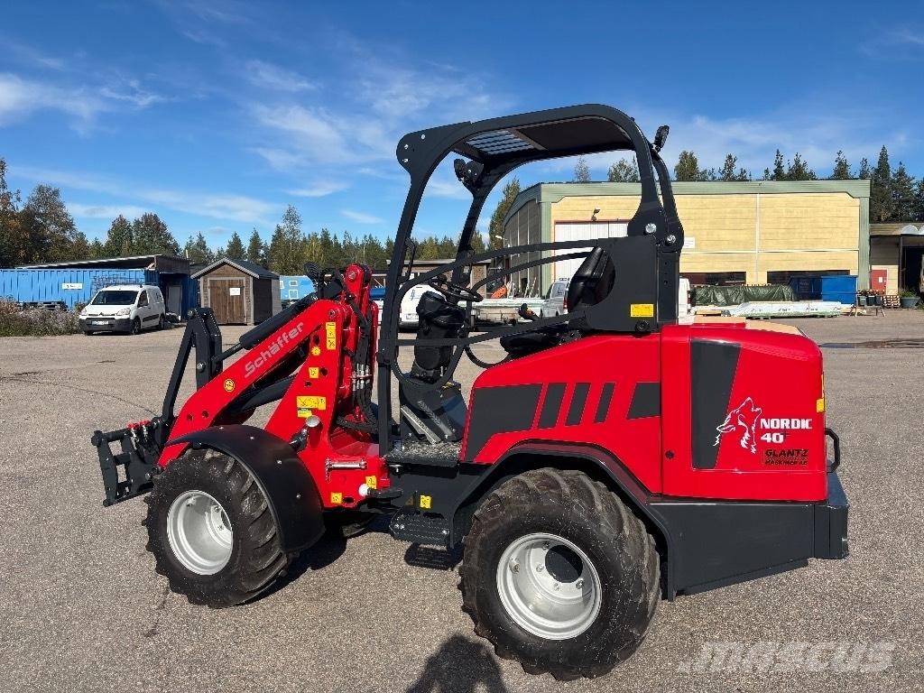 Schäffer Nordic 40 + Multi-purpose loaders