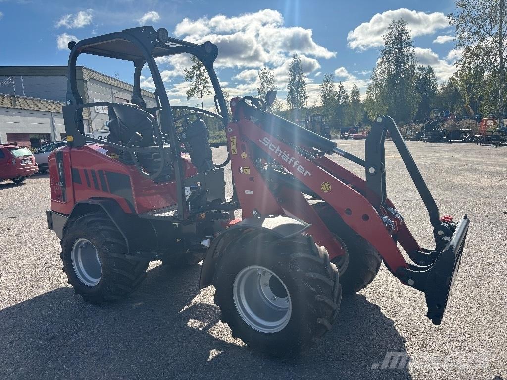Schäffer Nordic 40 + Multi-purpose loaders