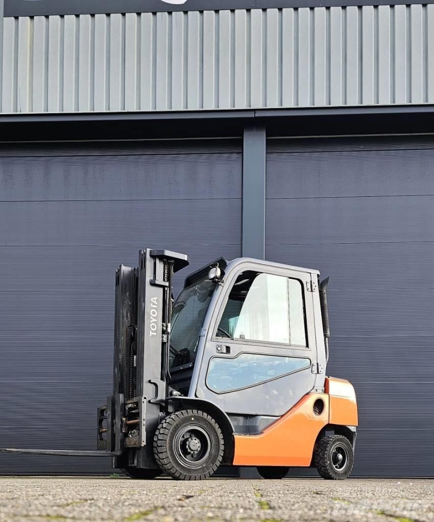 Toyota 02-8FDF25 LPG trucks