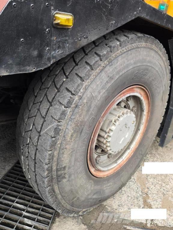 Kato KR 25 H V-3 Rough terrain cranes