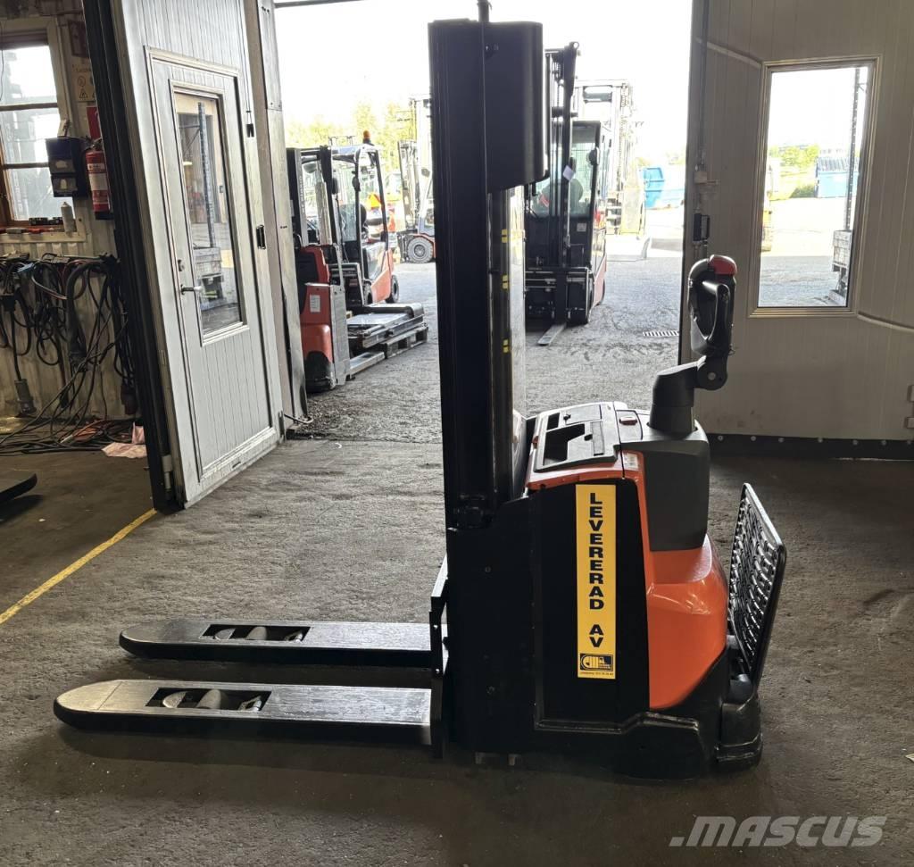 BT truck SWE 140L Pedestrian stacker