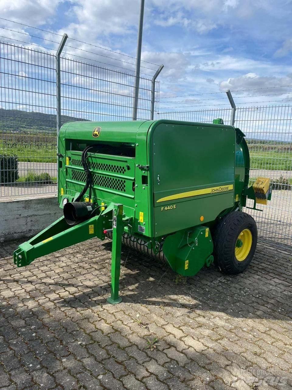 John Deere F440E Round balers