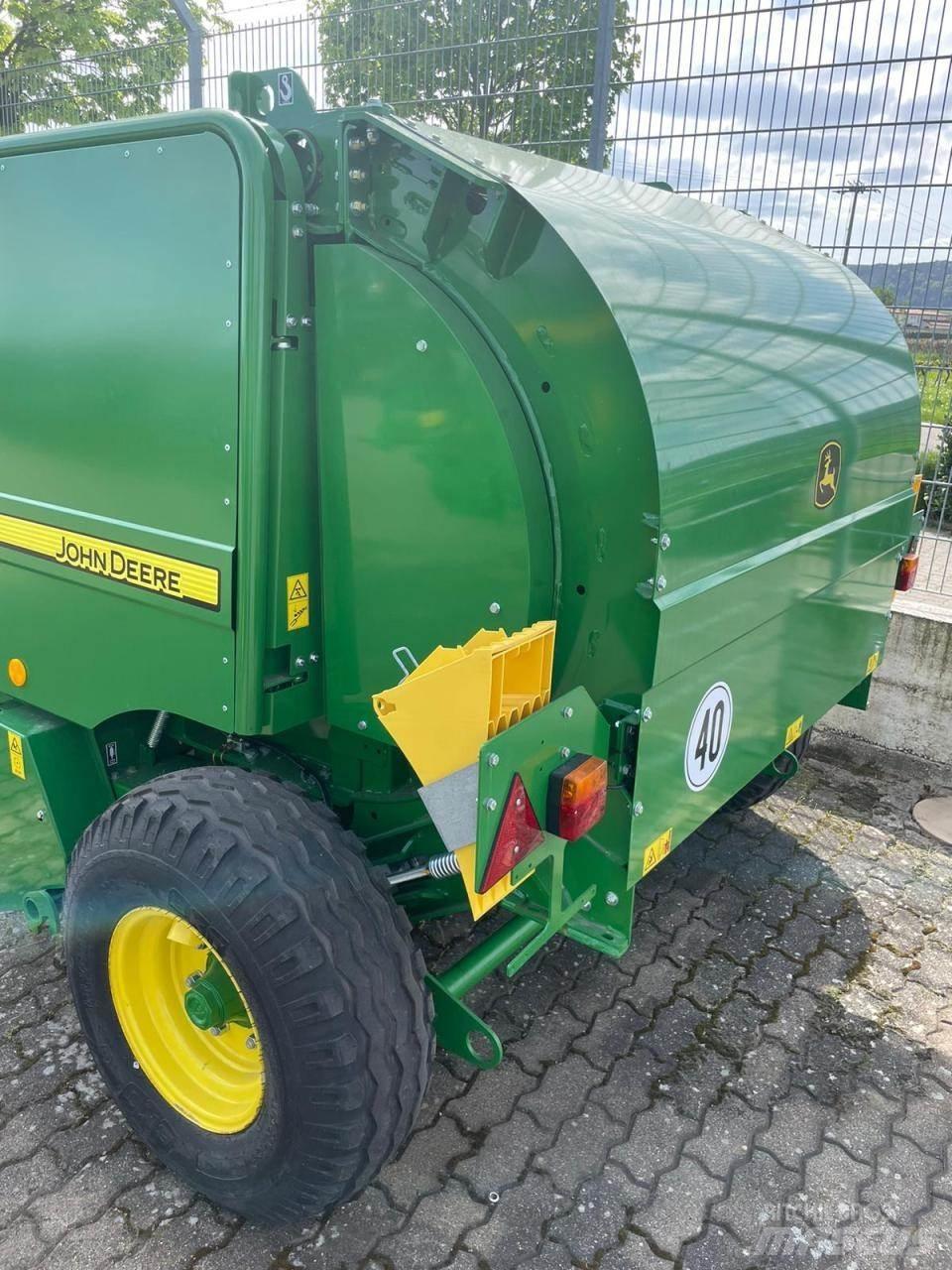 John Deere F440E Round balers