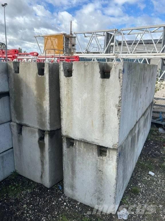 Potain MR 225 Tower cranes