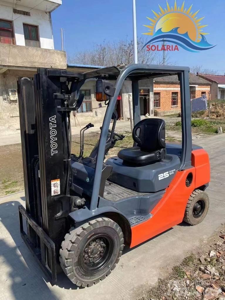 Toyota FD25 Diesel trucks