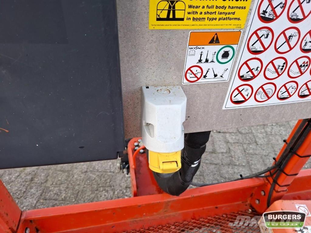 SkyJack SJ85 AJ Articulated boom lifts