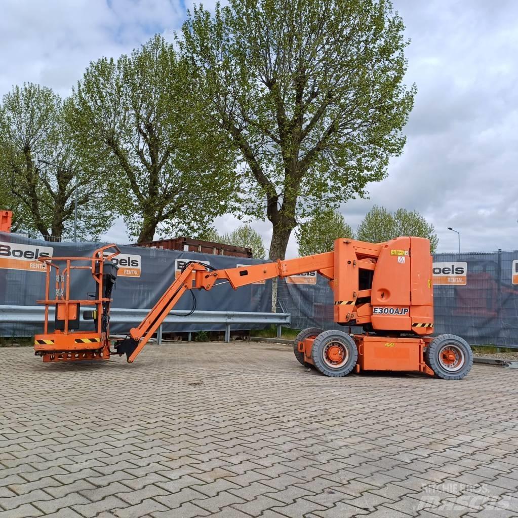JLG E300AJP Articulated boom lifts