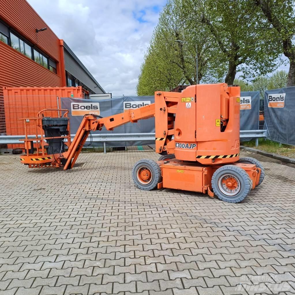 JLG E300AJP Articulated boom lifts